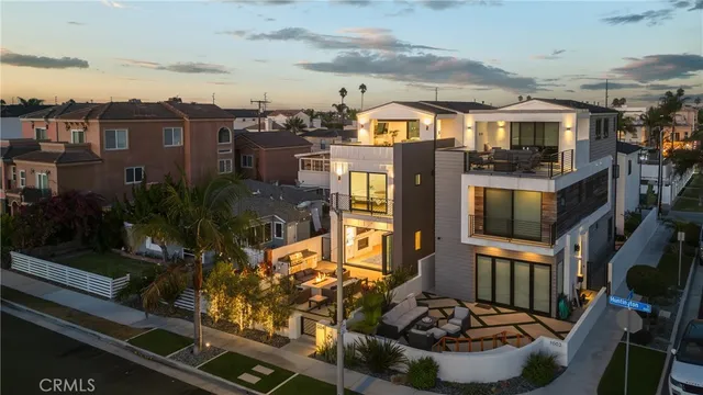 $3,350,000 | 1004 Huntington Street, Huntington Beach, CA 92648