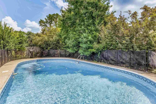 a view of a backyard