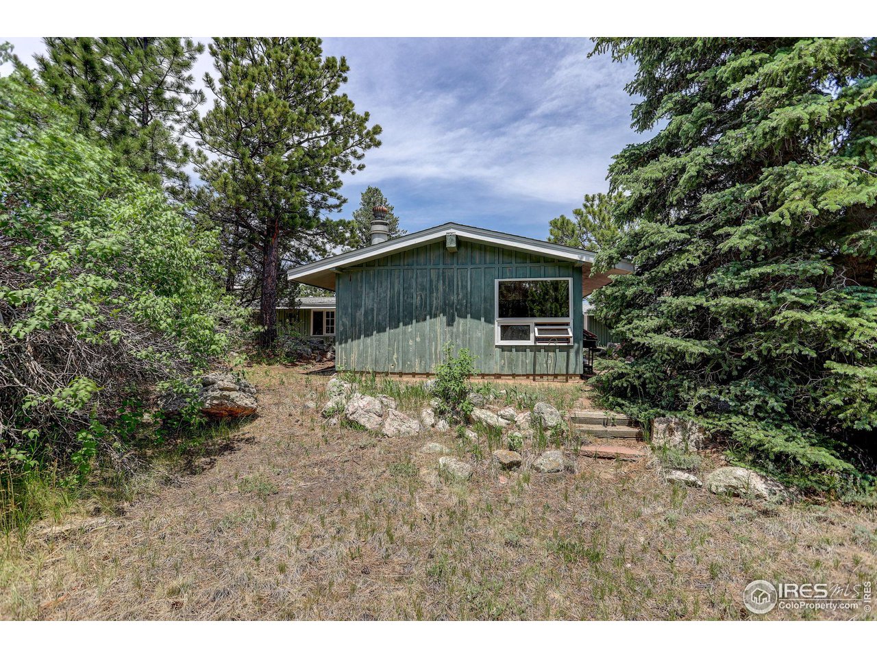 107 Deer Trail Road Boulder, CO 80302 - Photo 37 of 40 a backyard of a house with lots of green space
