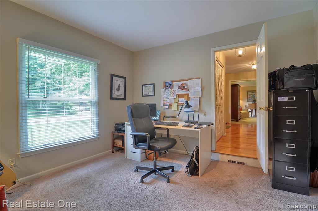 33877 Hunters Pointe Road Farmington Hills, MI 48331 - Photo 19 of 44