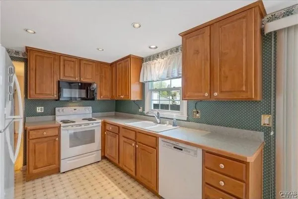 $319,900 | 7745 Whiffletree Lane, Clay, NY 13090