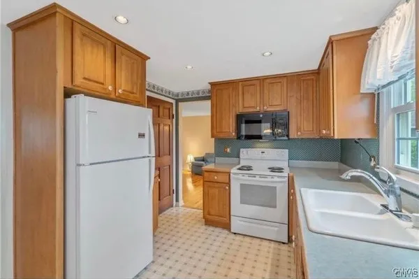 $319,900 | 7745 Whiffletree Lane, Clay, NY 13090