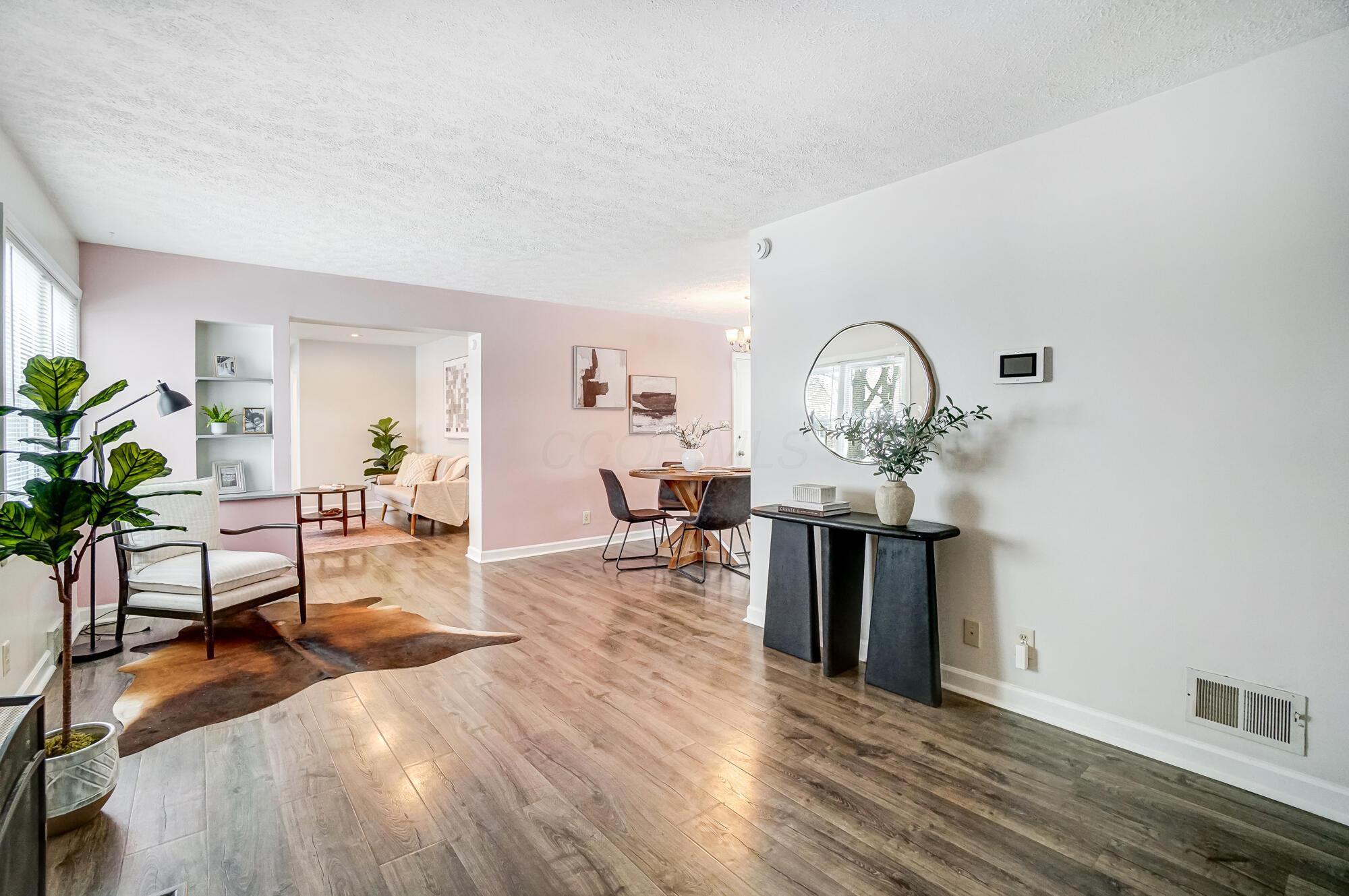 2990 Parkside Road Columbus, OH 43204 - Photo 1 of 34 Living room