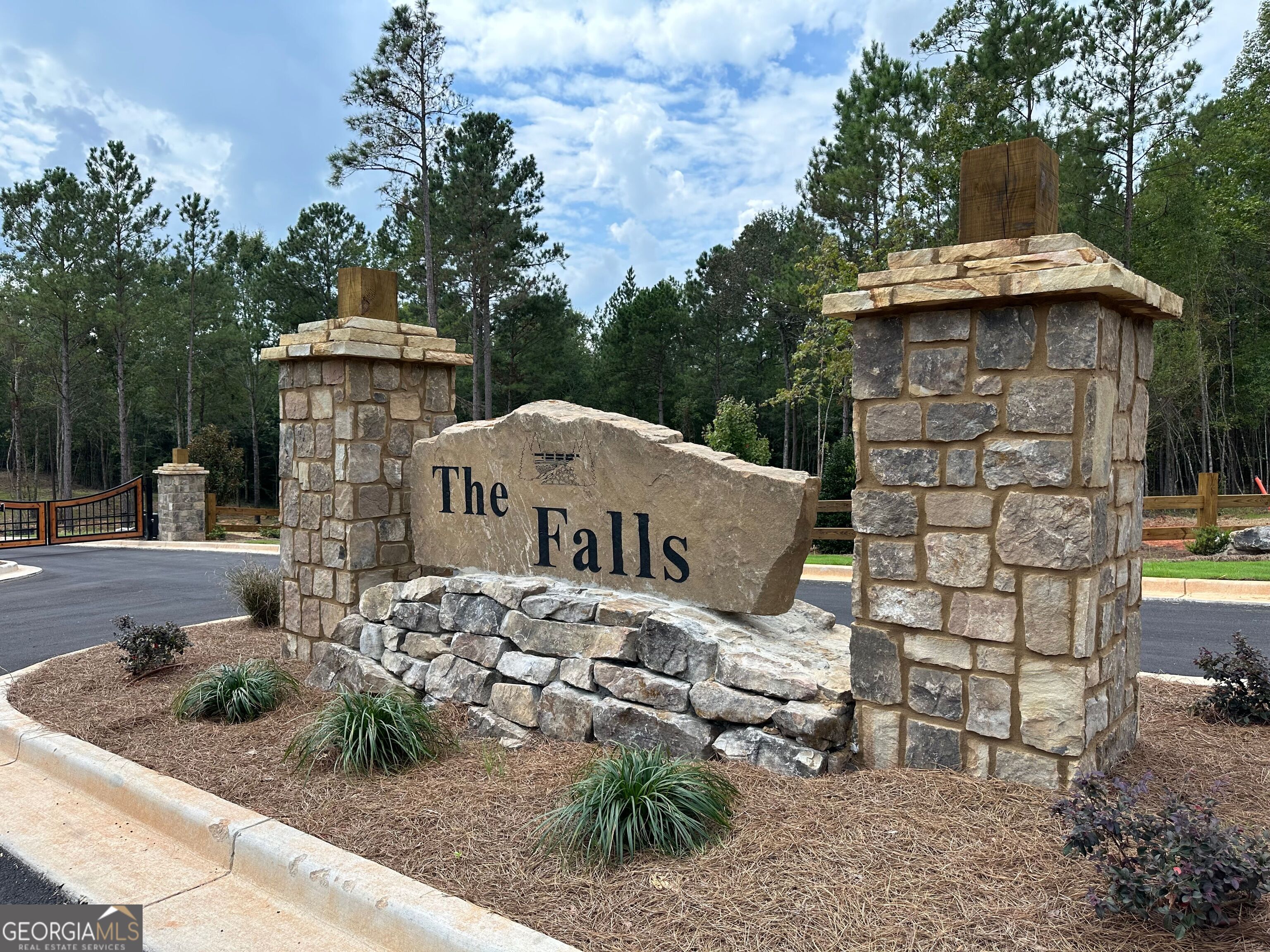 302 Wind Rock Ridge Northeast Milledgeville, GA 31061 - Photo 6 of 11 a front view of a house with garden