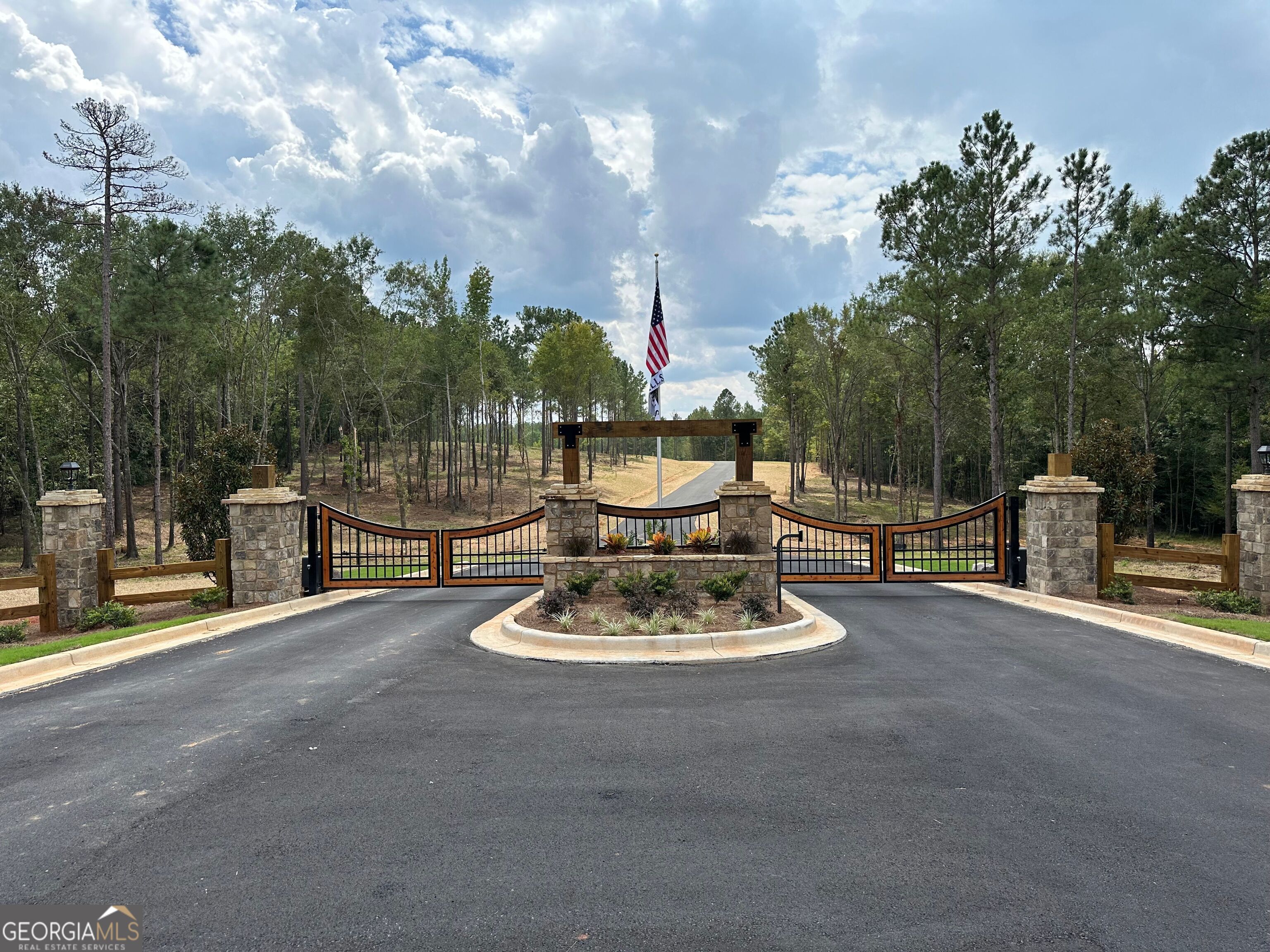 302 Wind Rock Ridge Northeast Milledgeville, GA 31061 - Photo 7 of 11 a table and chairs with the garden in the background
