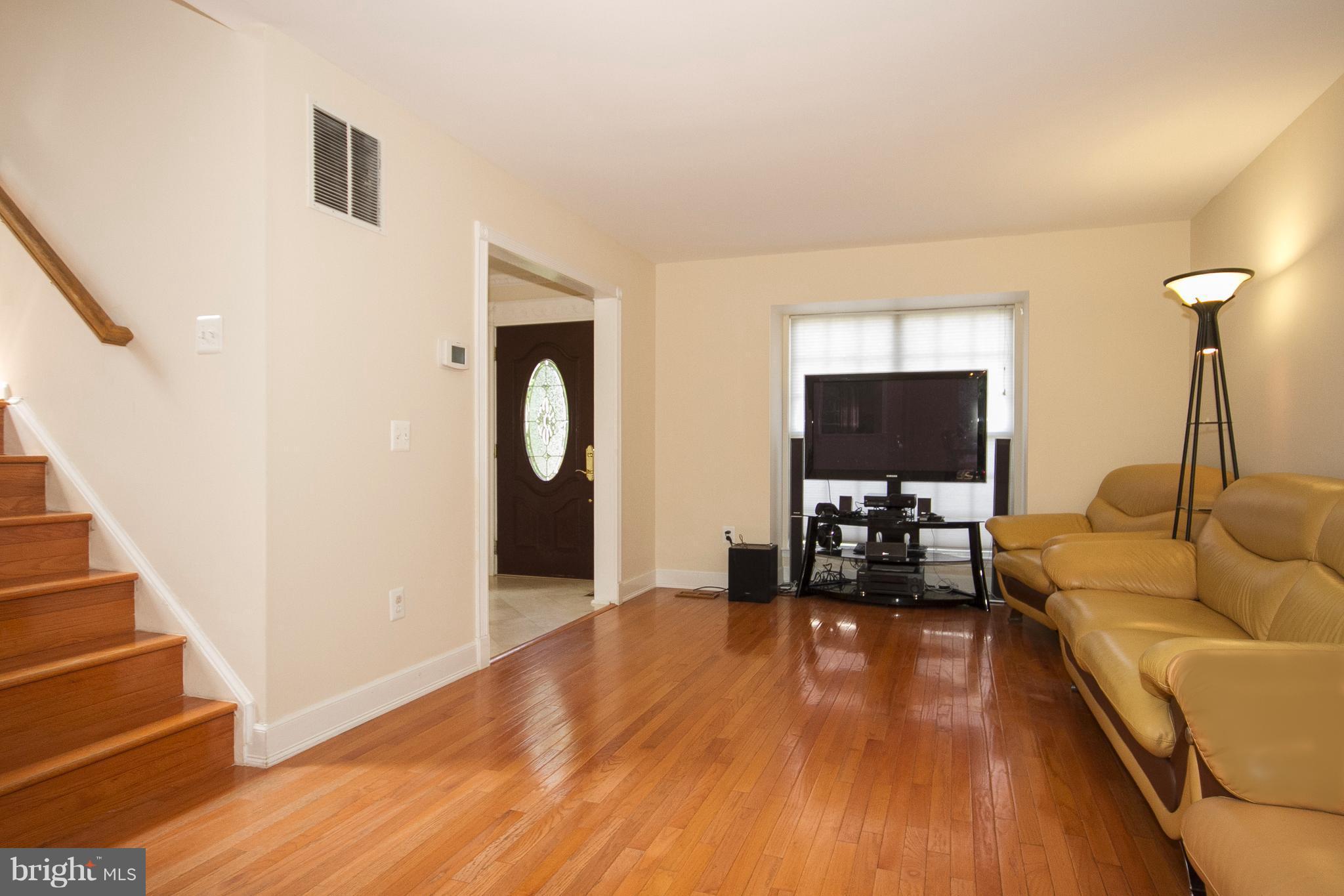 10900 Baskerville Road Reisterstown, MD 21136 - Photo 5 of 29 Living Room