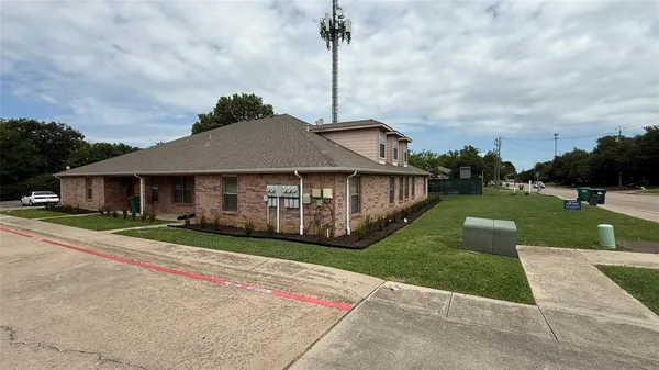 $1,549 | 2335 North Elm Street, Denton, TX 76201