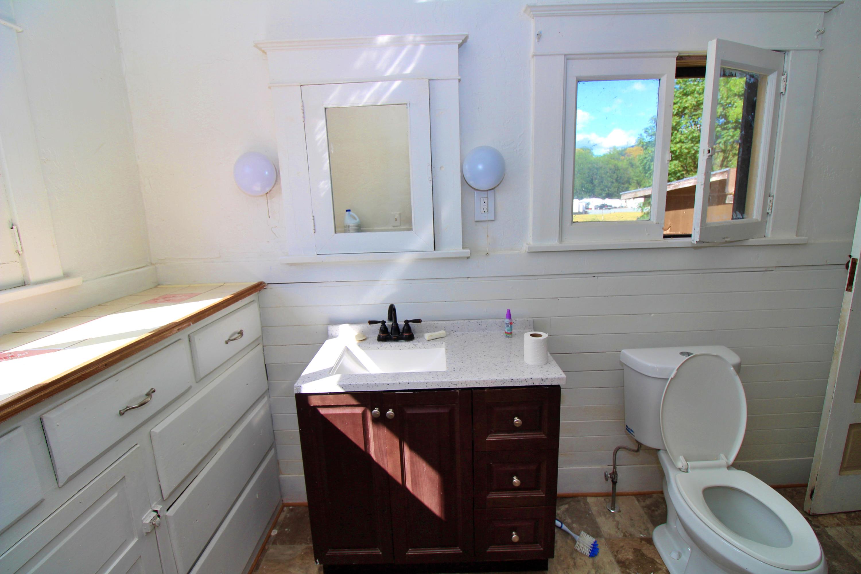 1120-a Merlin Road Grants Pass, OR 97526 - Photo 16 of 35 Bathroom in stick built home.