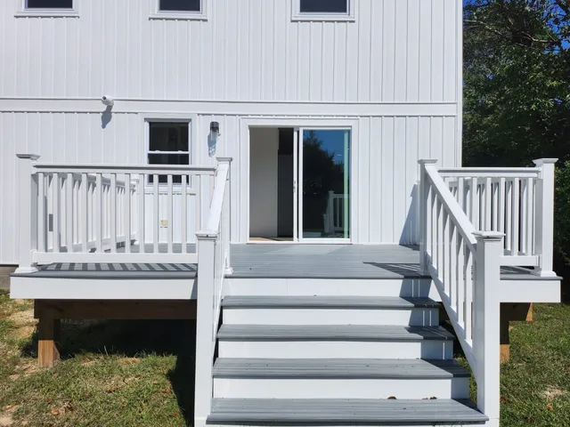 a view of a back yard