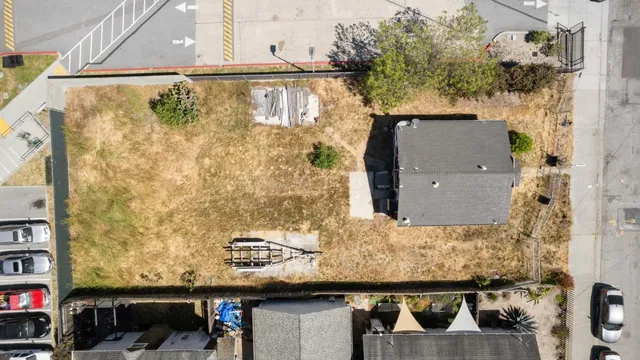 a view of entryway with a small yard