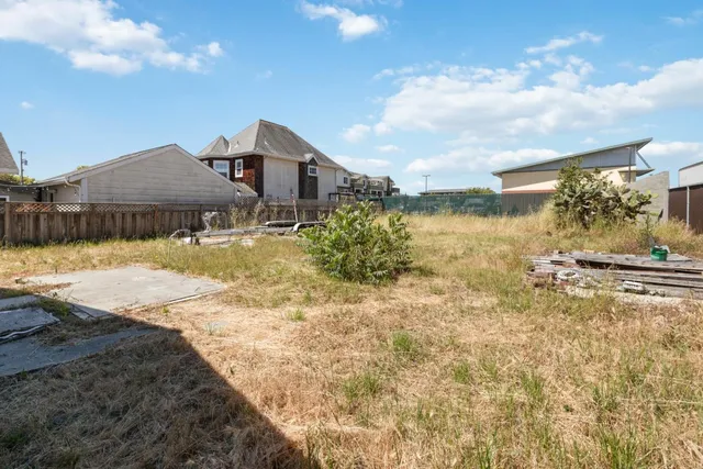 a view of residential houses with outdoor space