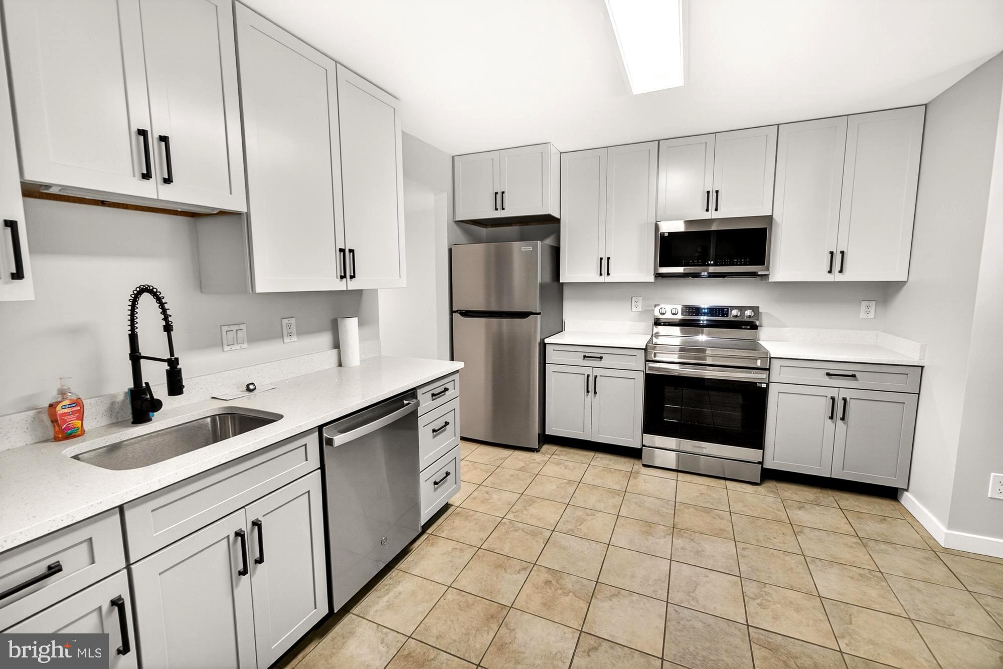 19346 Keymar Way Gaithersburg, MD 20886 - Photo 3 of 41 Yes, this is an AMAZING modern kitchen!