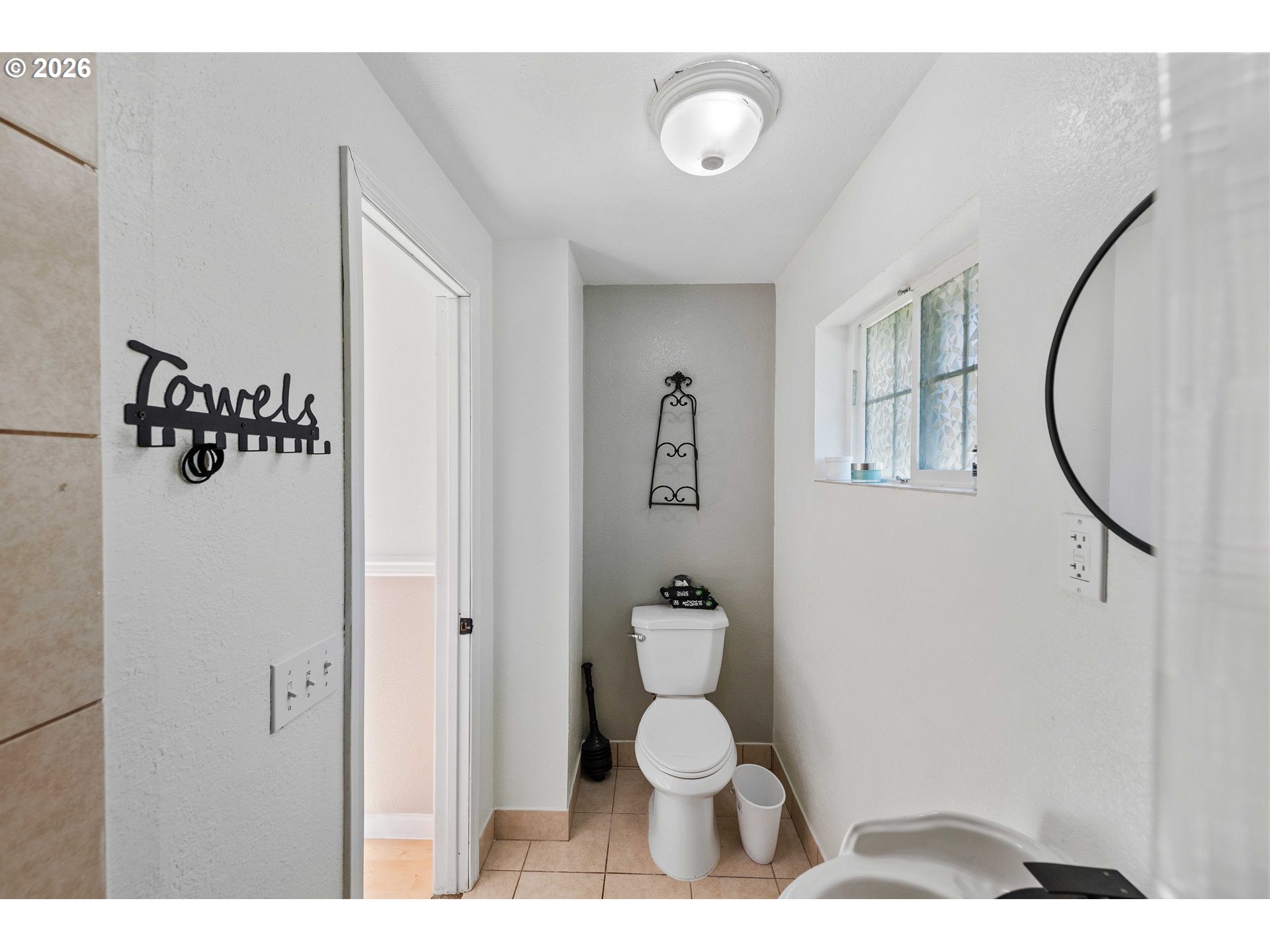 1643 Shelley Road Coquille, OR 97423 - Photo 24 of 39 a bathroom with a toilet and a mirror
