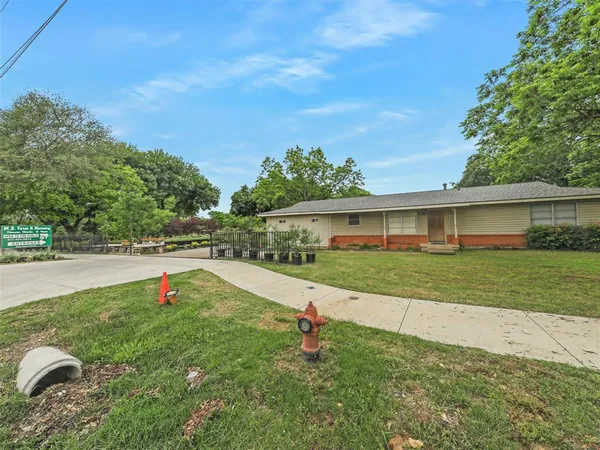 a view of a house with a backyard