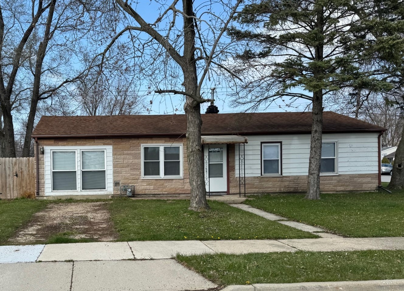 420 Arlington Drive Romeoville, IL 60446 - Photo 1 of 19 a front view of a house with a yard