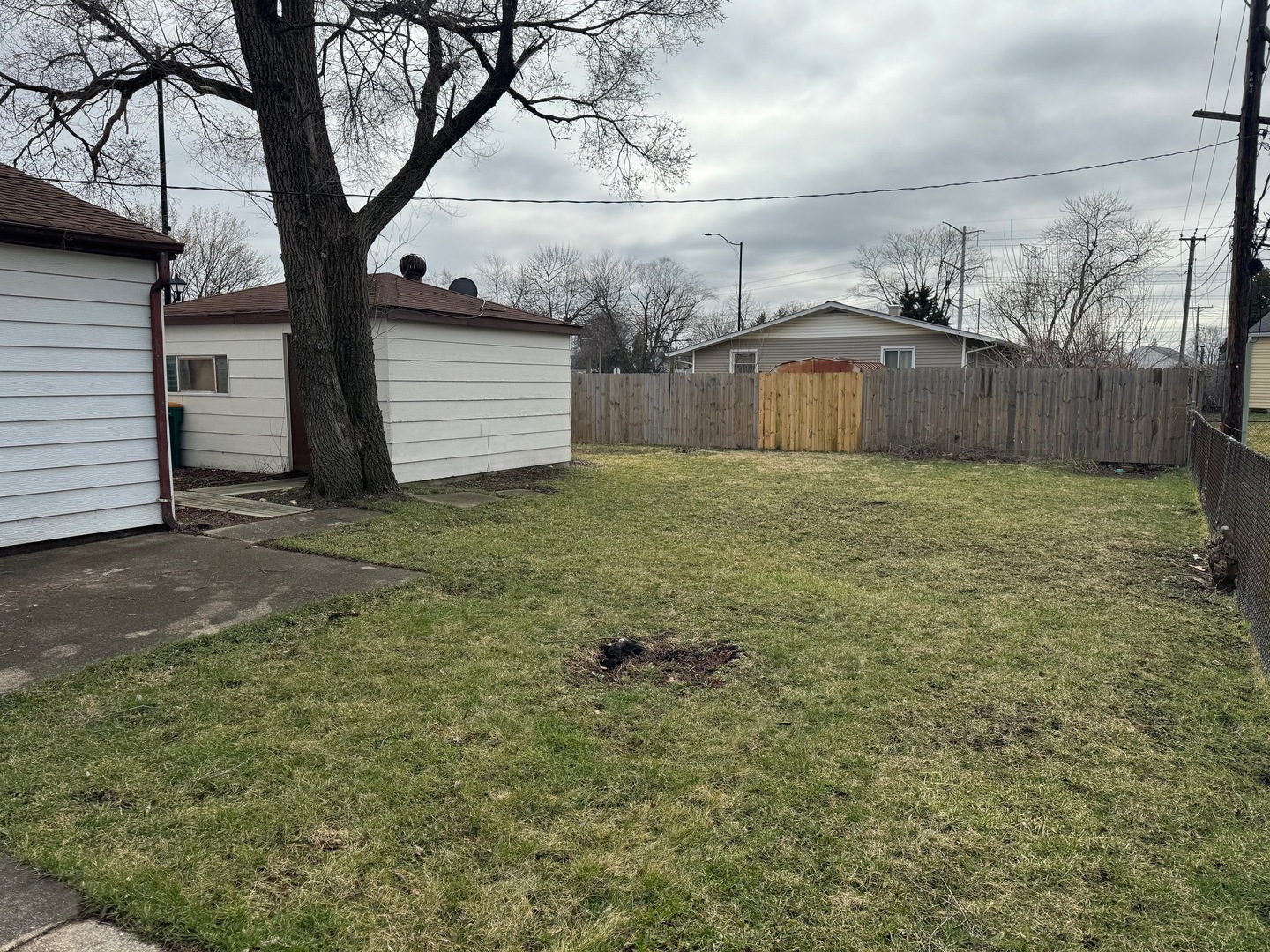 420 Arlington Drive Romeoville, IL 60446 - Photo 18 of 19 a view of a backyard