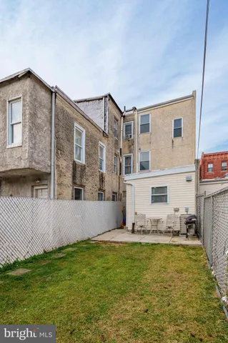 a front view of house with yard