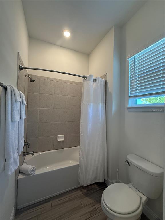 2986 Salted Rim Road Kissimmee, FL 34747 - Photo 19 of 36 a bathroom with a toilet and a bath tub