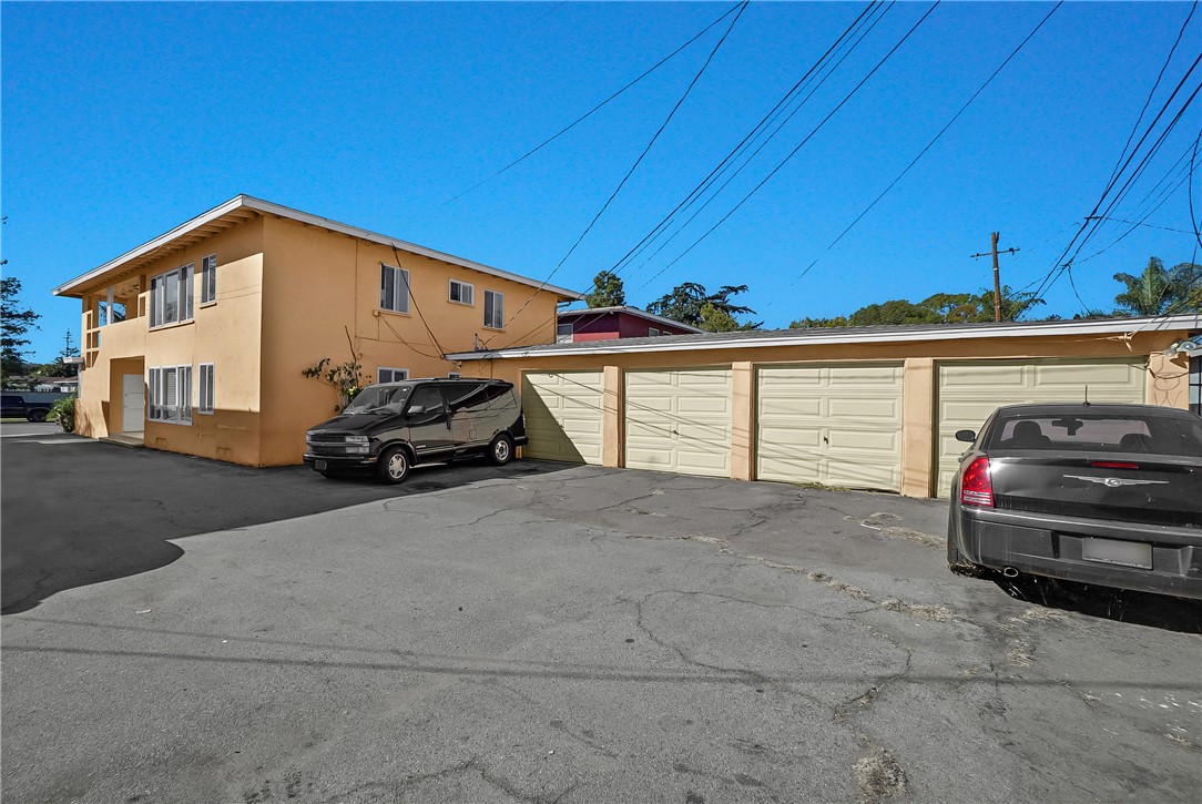 1405 South Broadway Santa Ana, CA 92707 - Photo 5 of 8 a car parked in front of a house