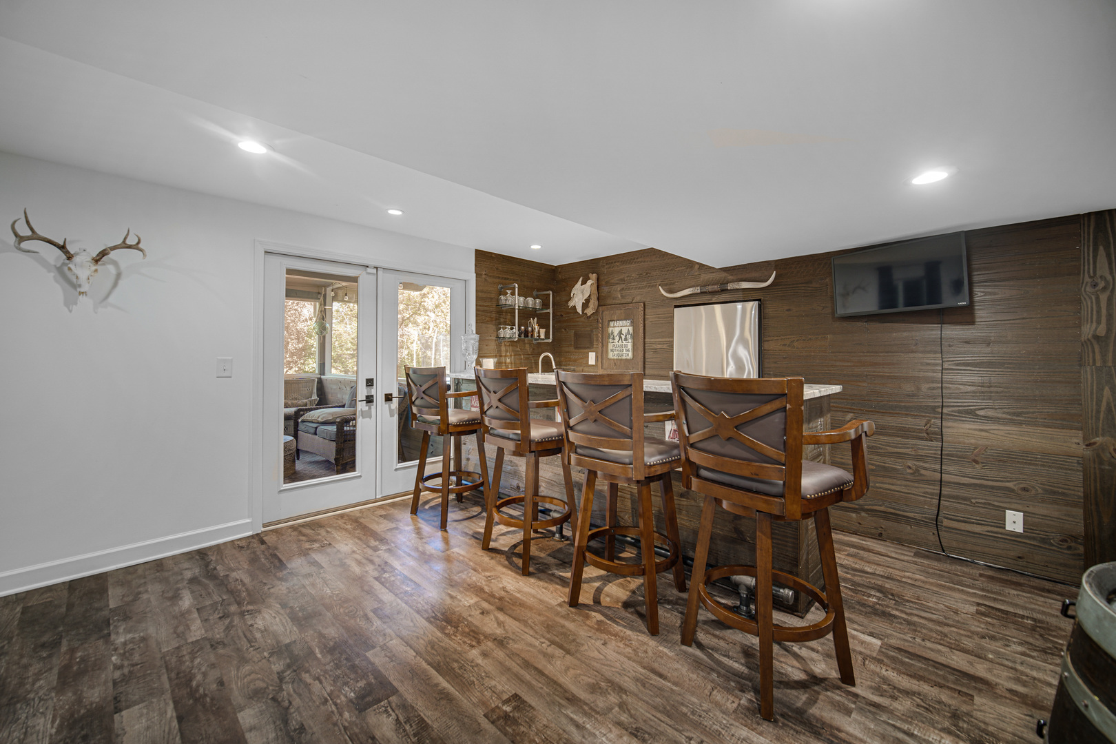 9209 Jasmine Way Fox River Grove, IL 60021 - Photo 27 of 37 a view of a livingroom with furniture and hardwood floor