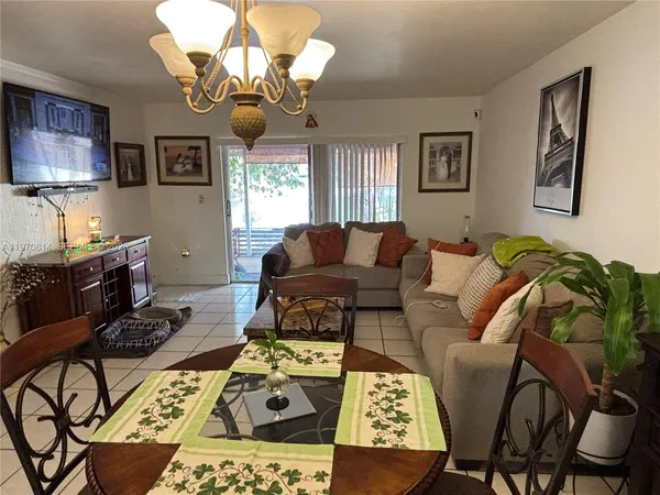 $2,500 | 13772 Kendale Lakes Drive, Unit 1, Miami, FL 33183