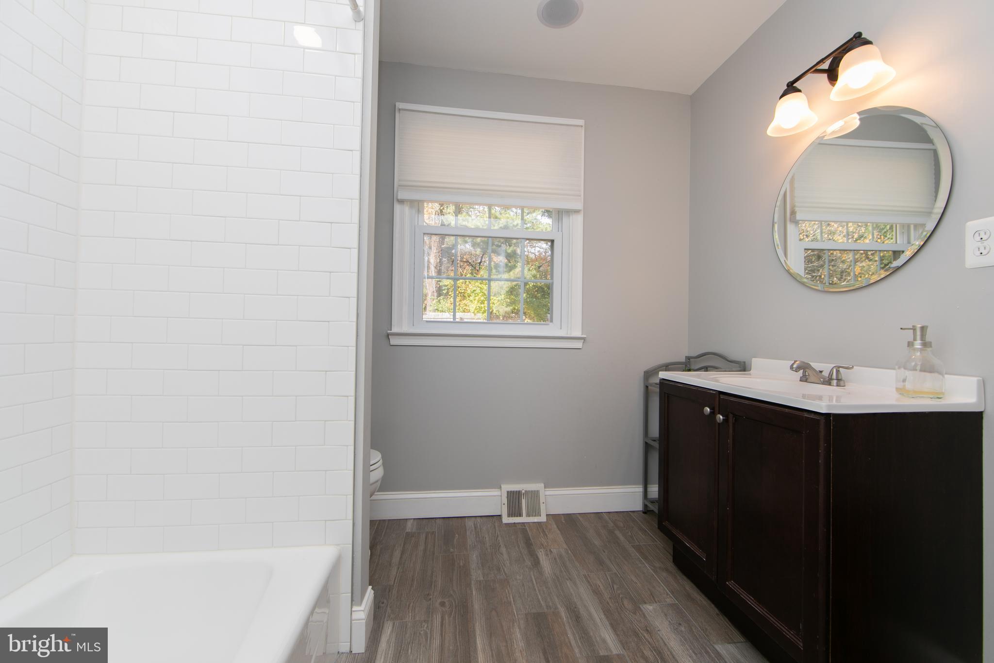 406 Ridge Lane Springfield, PA 19064 - Photo 32 of 45 Main bath