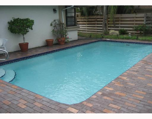 122 Laurel Road, Unit 122 Hollywood, FL 33021 - Photo 8 of 10 Swimming Pool/Hot Tub/Sauna