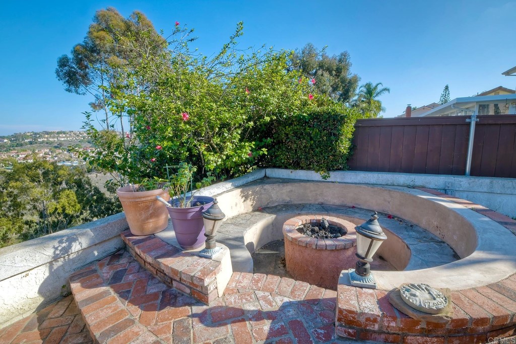 2754 Olympia Drive Carlsbad, CA 92010 - Photo 33 of 35 a view of a couches and a table and chairs in the patio