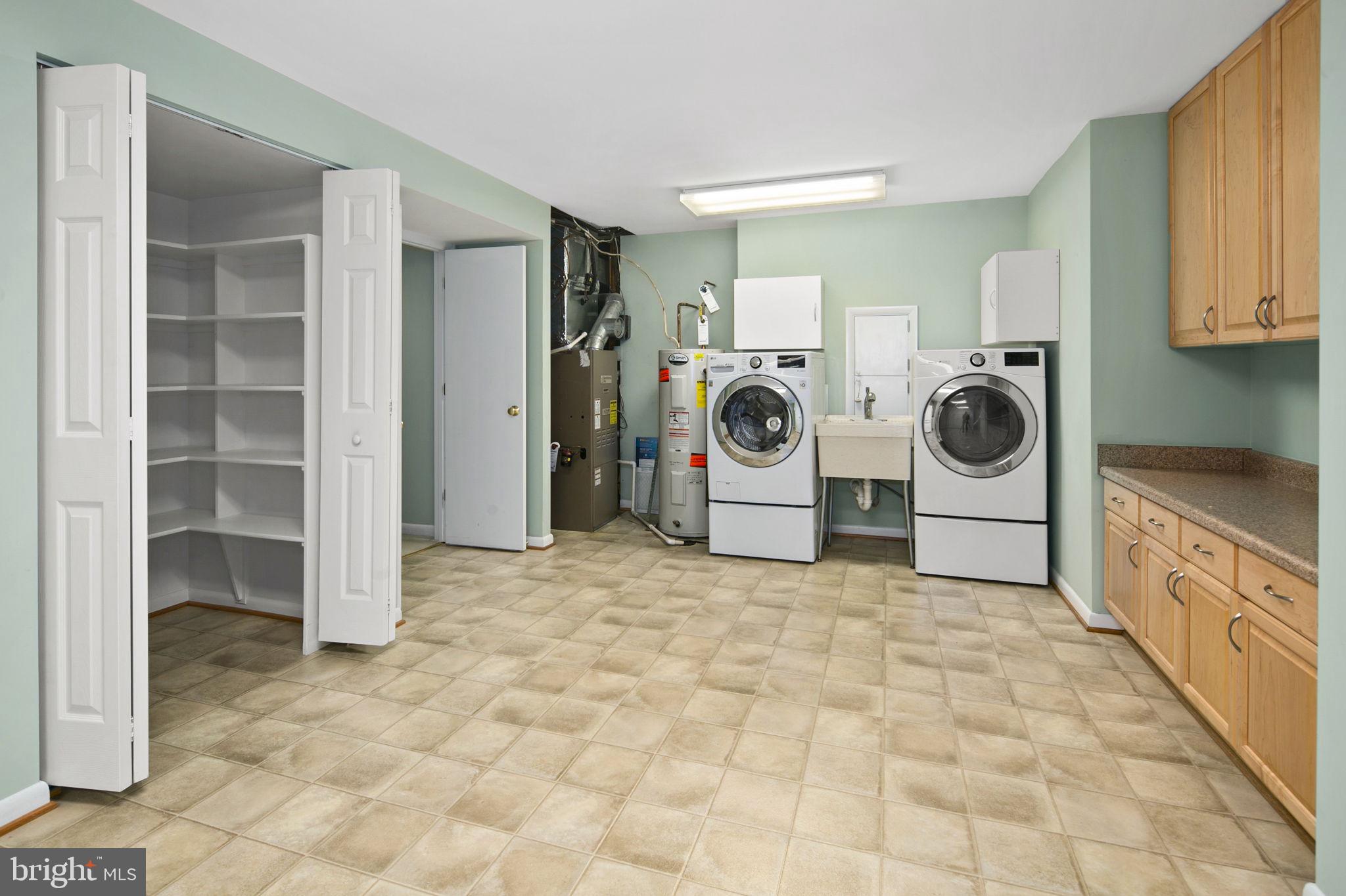 8716 Center Road Springfield, VA 22152 - Photo 36 of 43 TONS of storage