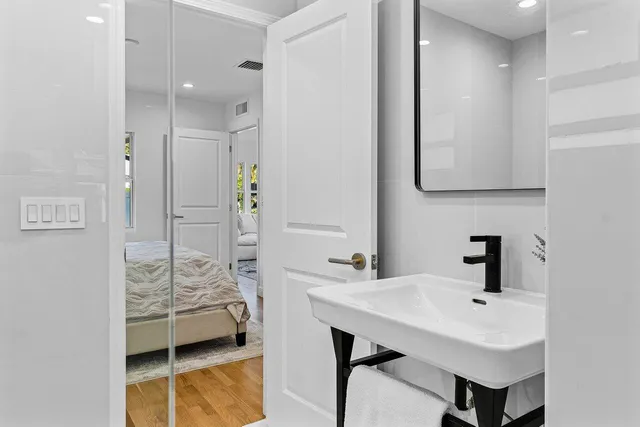 a en suite bathroom with a sink and a mirror