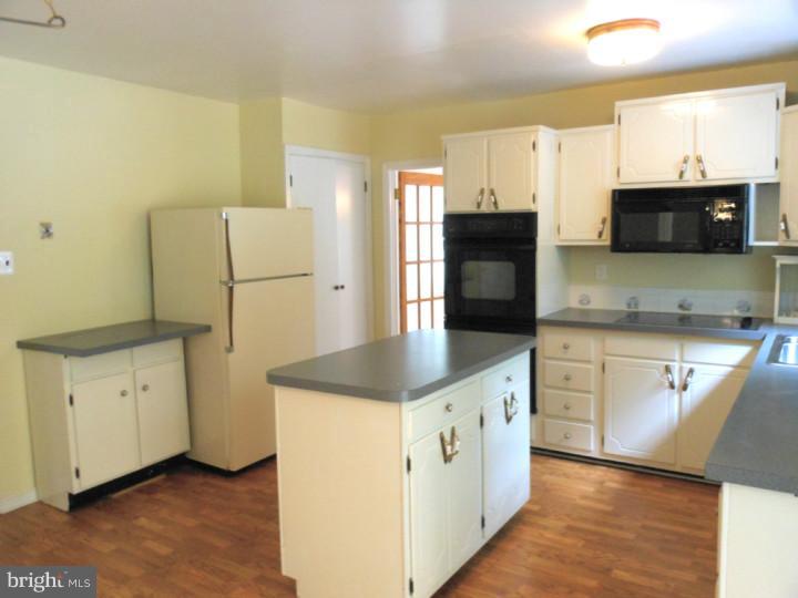 625 Meadowlark Road Audubon, PA 19403 - Photo 9 of 22 Kitchen