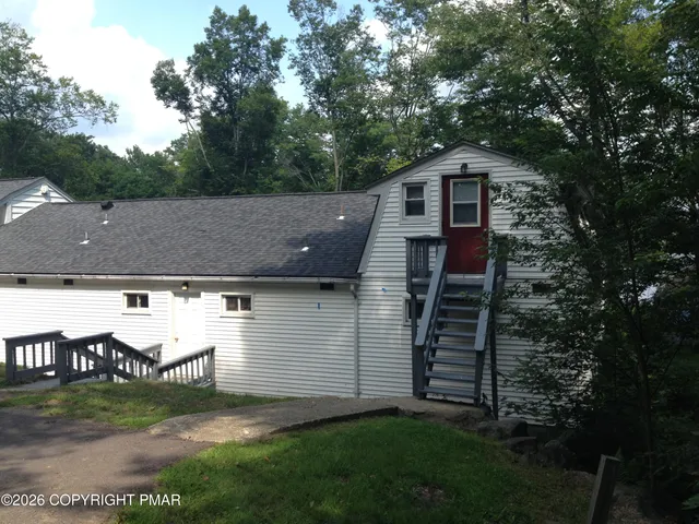 $900 | 106 3rd Street, Unit 15, Gouldsboro, PA 18424