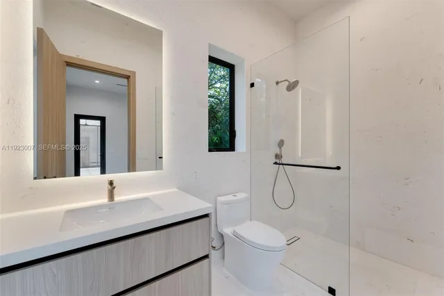 a view of a house with backyard and a area