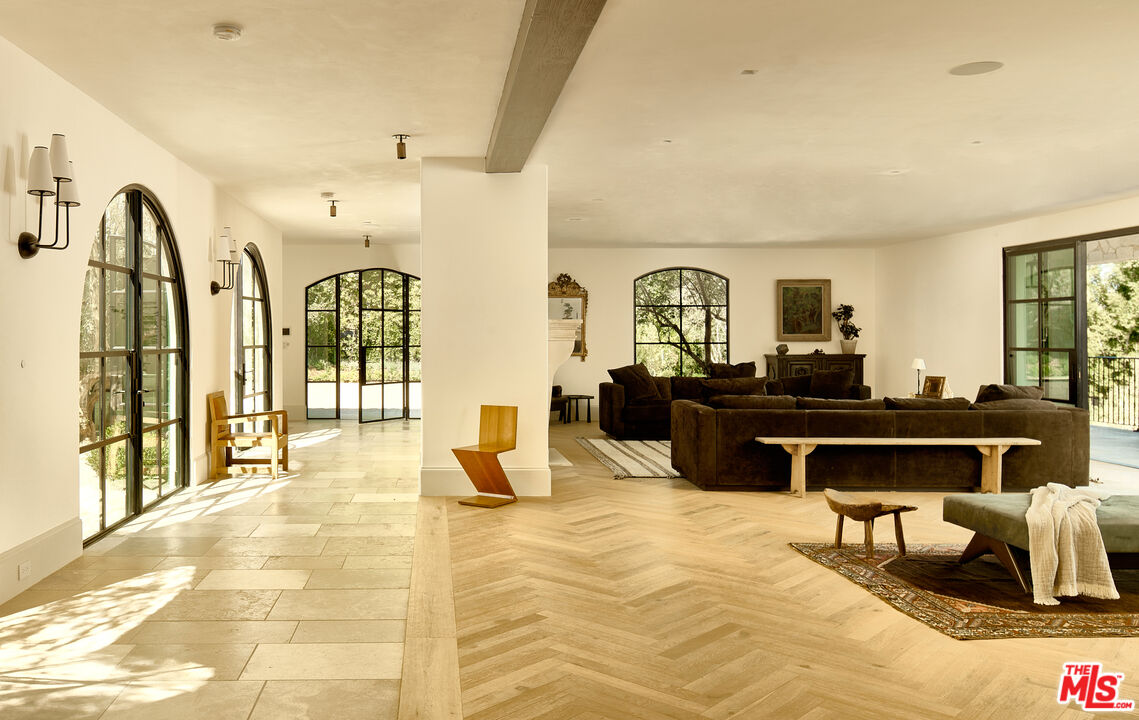 701 Nimes Road Los Angeles, CA 90077 - Photo 5 of 24 a living room with furniture
