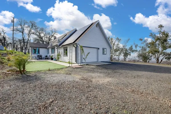 a view of a house with backyard