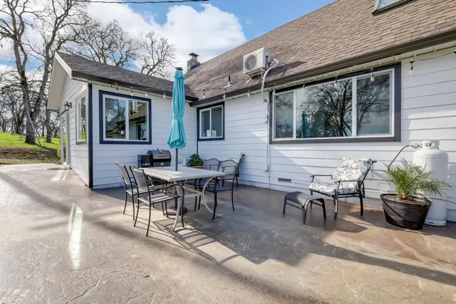 a view of a yard with a house