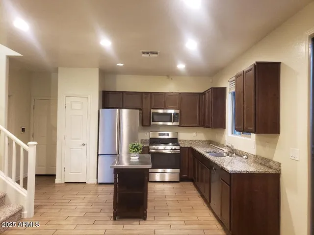 $2,400 | 5750 West Raymond Street, Phoenix, AZ 85043