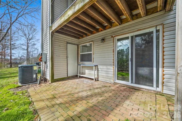 a view of a house with backyard and trees