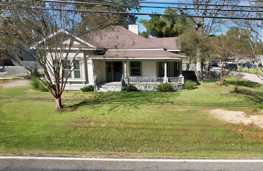 a view of a house with backyard