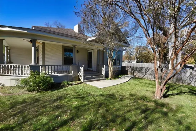 a view of a house with a backyard