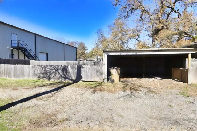 a view of a backyard