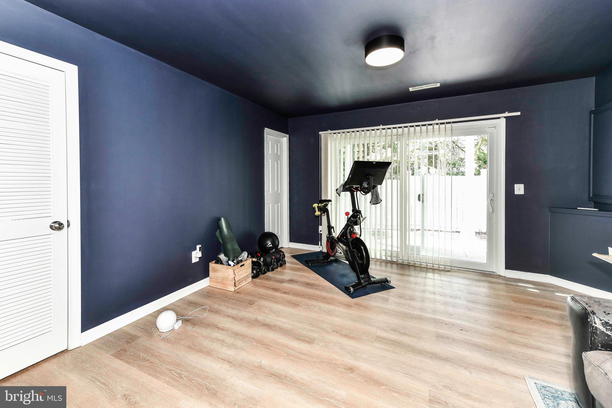 12066 Edgemere Circle Reston, VA 20190 - Photo 5 of 28 a bed room with a bed and a window