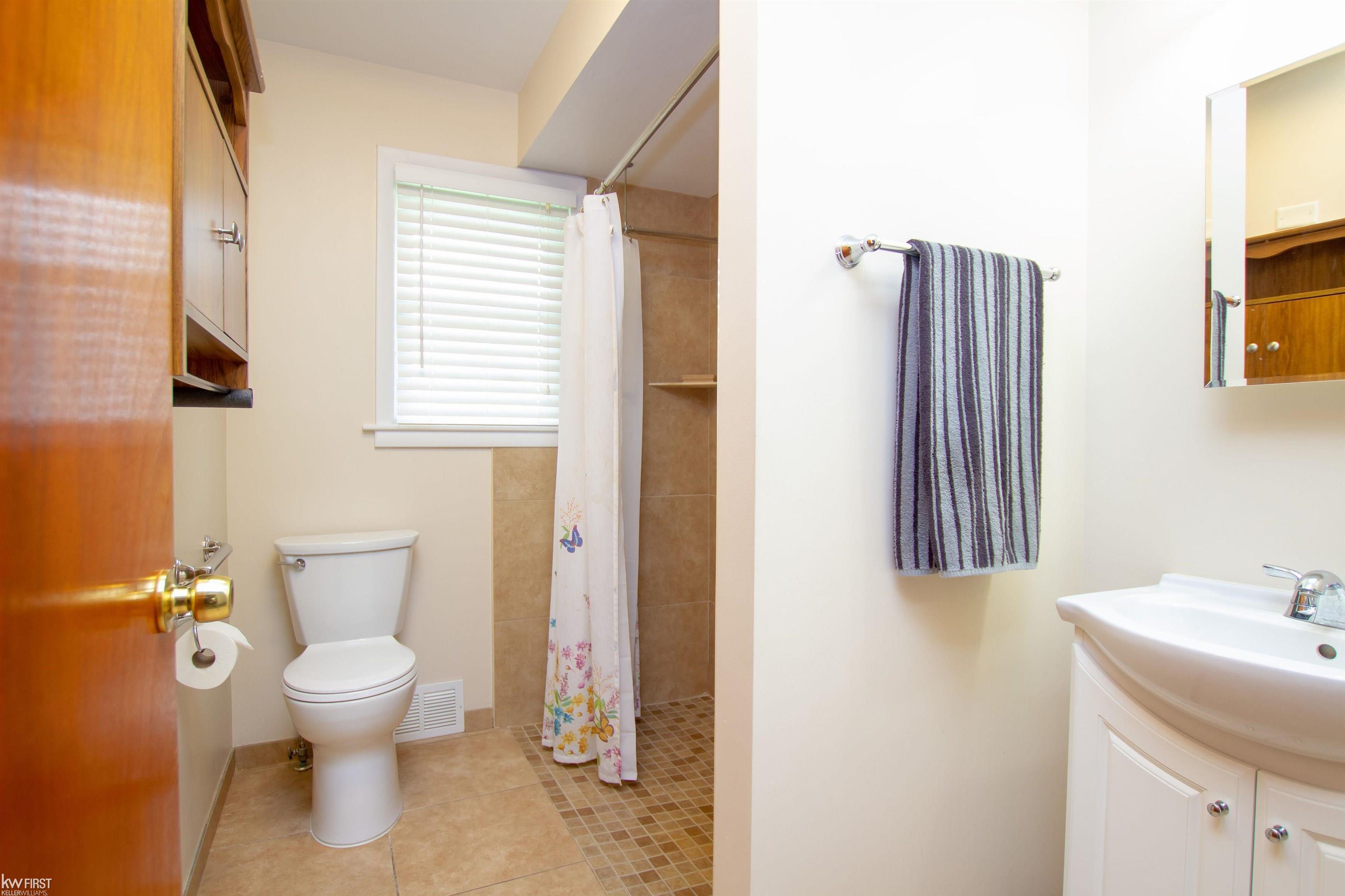 3472 Morrish Road Swartz Creek, MI 48473 - Photo 12 of 27 50174970-7e4a0131-d6a2-4a7c-8dcc-1a6ecedea1bc.JPG