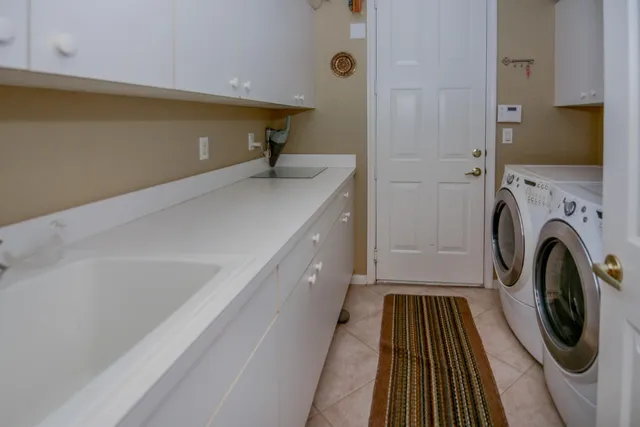 a view of entryway with washer and dryer