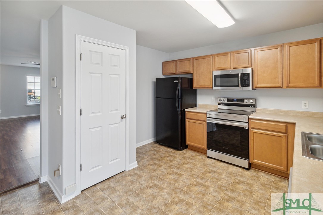 26 Transom Road Port Wentworth, GA 31407 - Photo 13 of 38 Kitchen with pantry and brand new stove