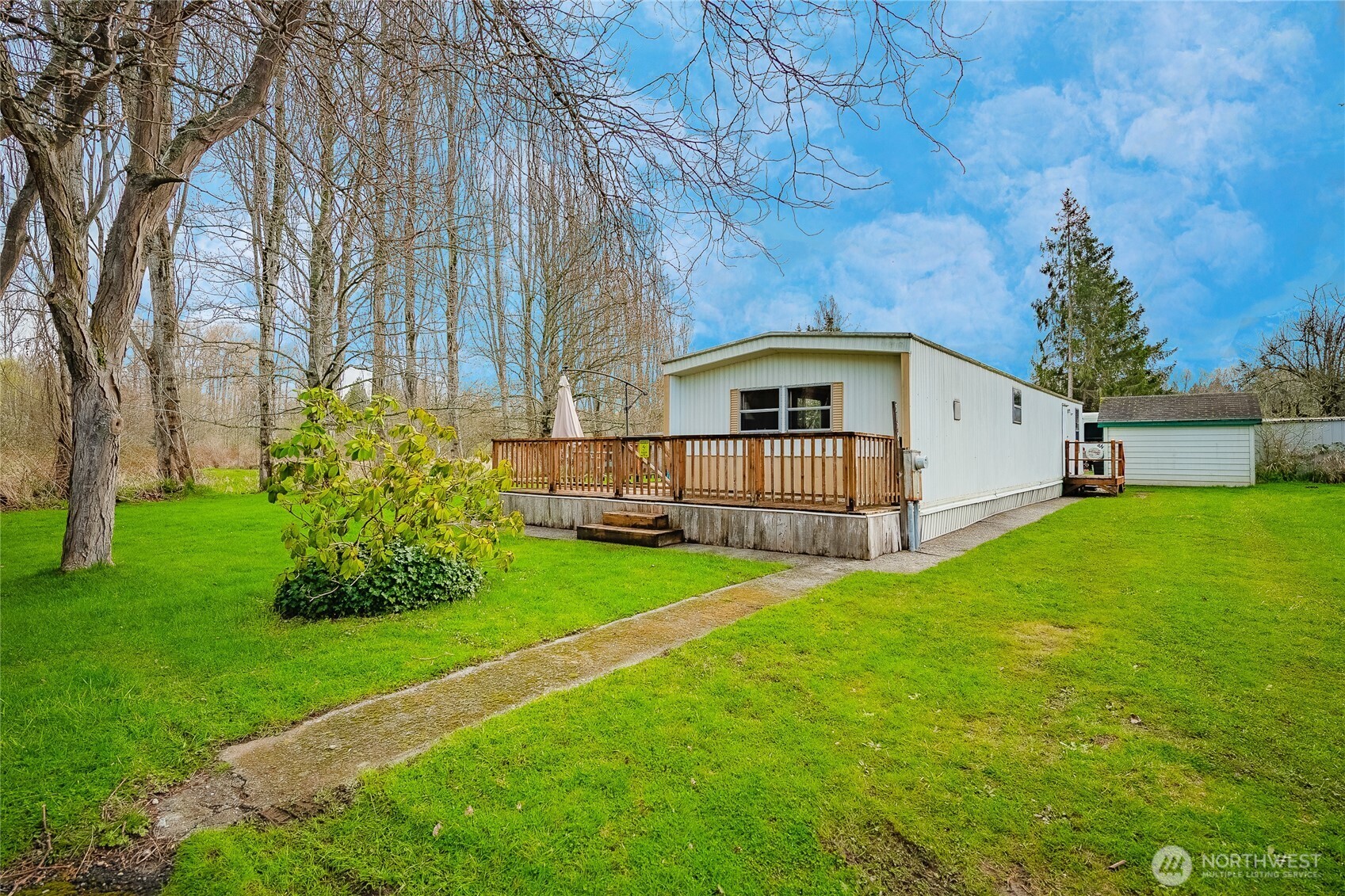 a view of a house with backyard and garden