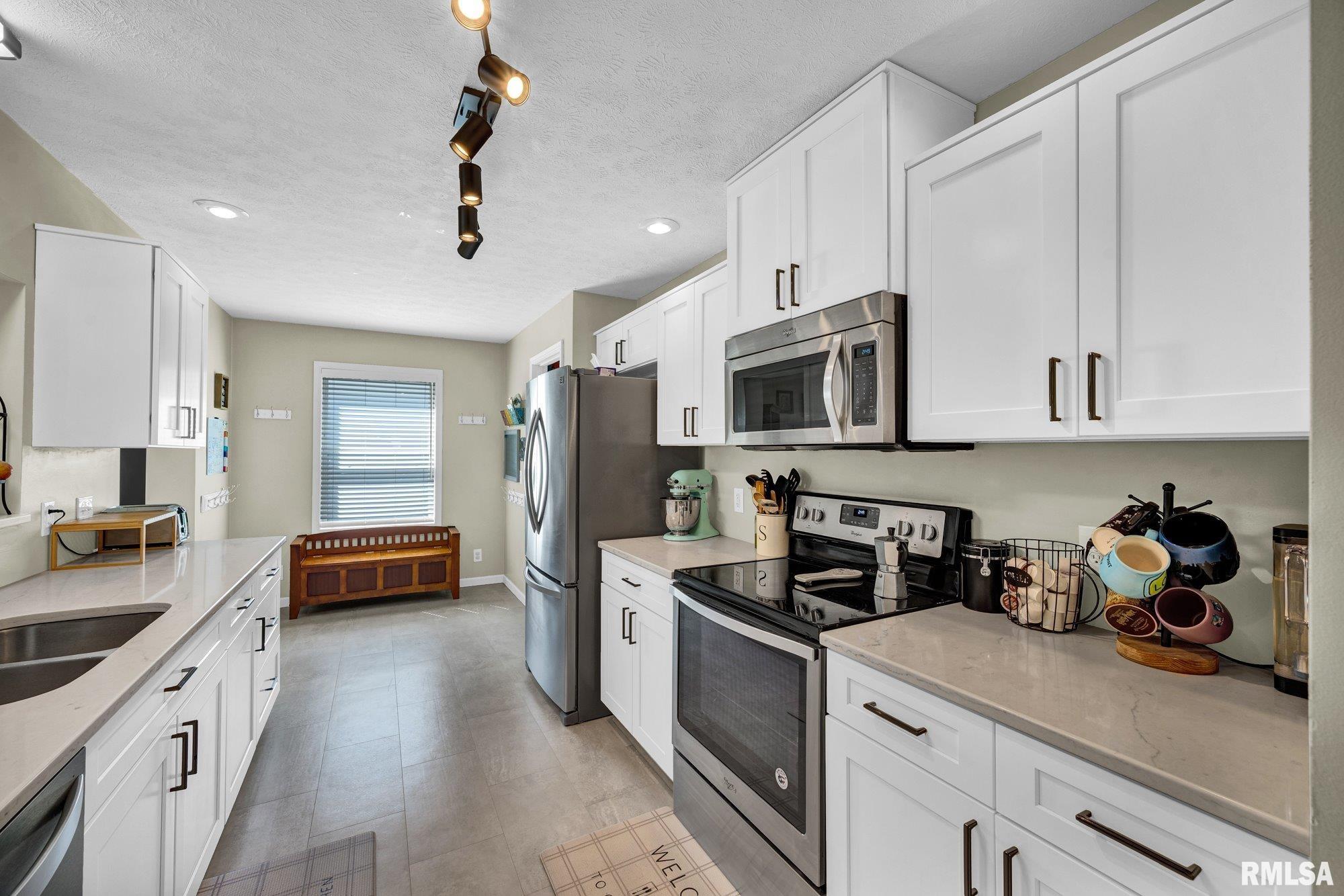 1916 Deer Lane Washington, IL 61571 - Photo 6 of 43