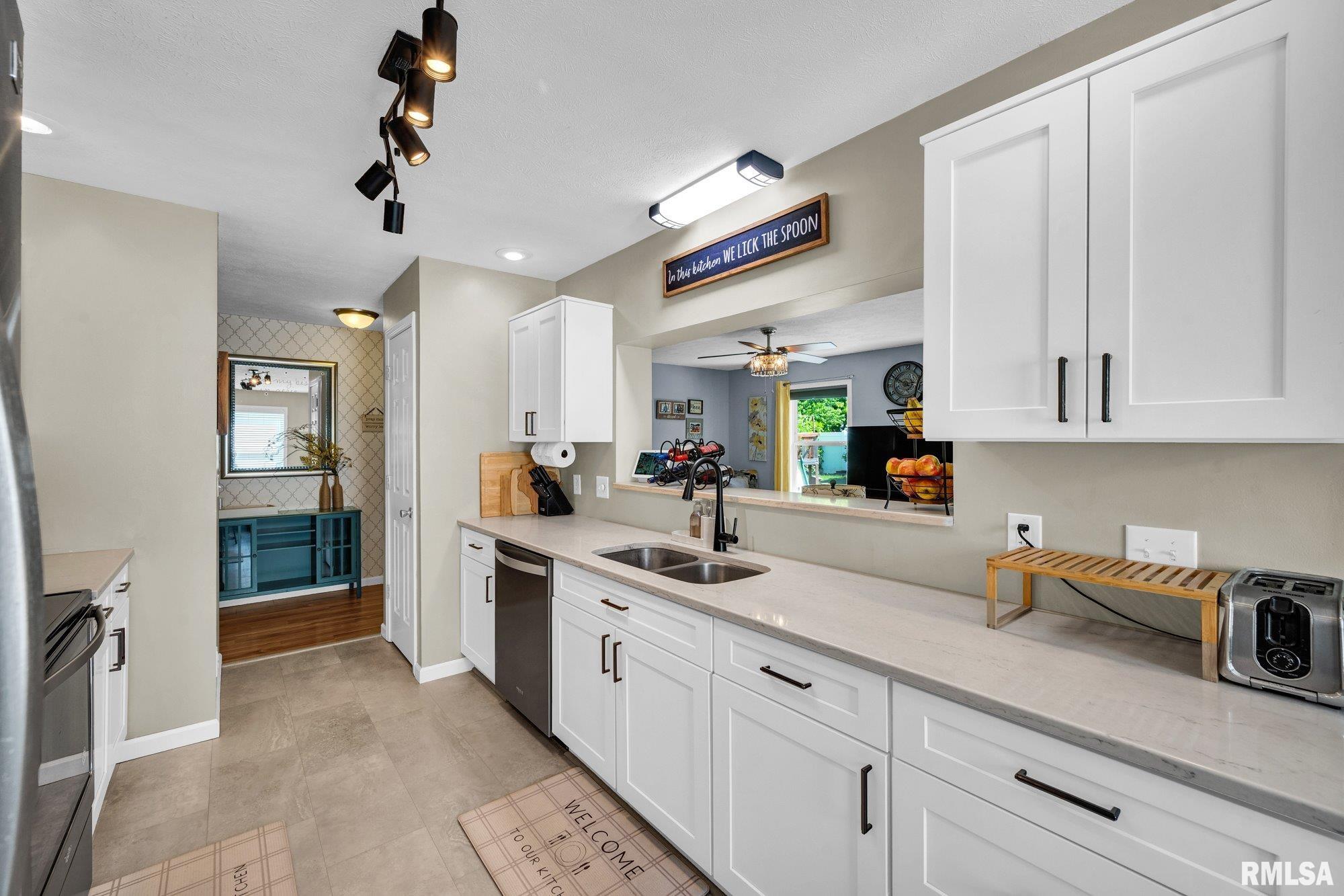 1916 Deer Lane Washington, IL 61571 - Photo 8 of 43