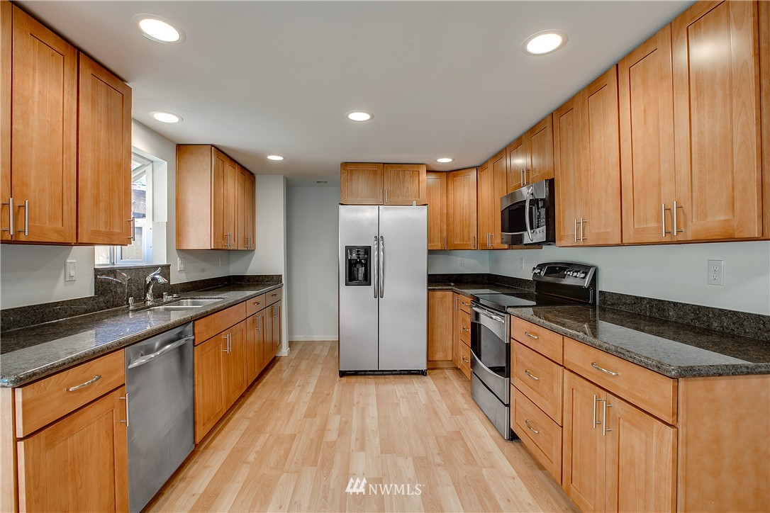 21913 9th Avenue Southeast Bothell, WA 98021 - Photo 8 of 24