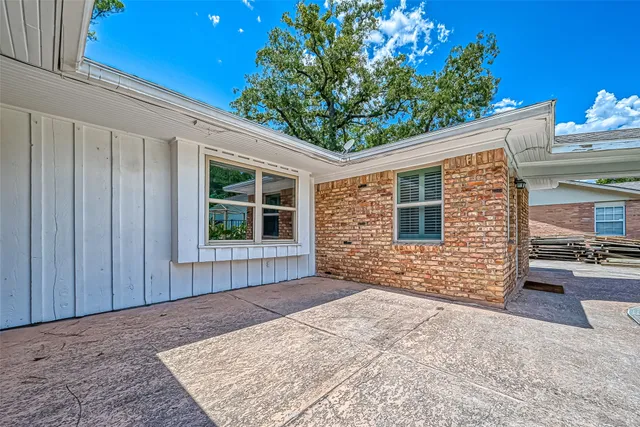 a view of backyard with a garden and plants